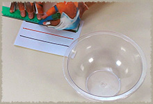 Papel secante coloreado con envase vacío